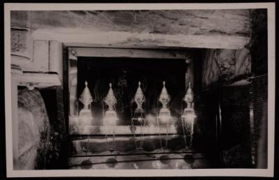 المصابيح في كنيسة المهد، تصوير يوسف البينا، عشرينيات وثلاثينيات القرن العشرين