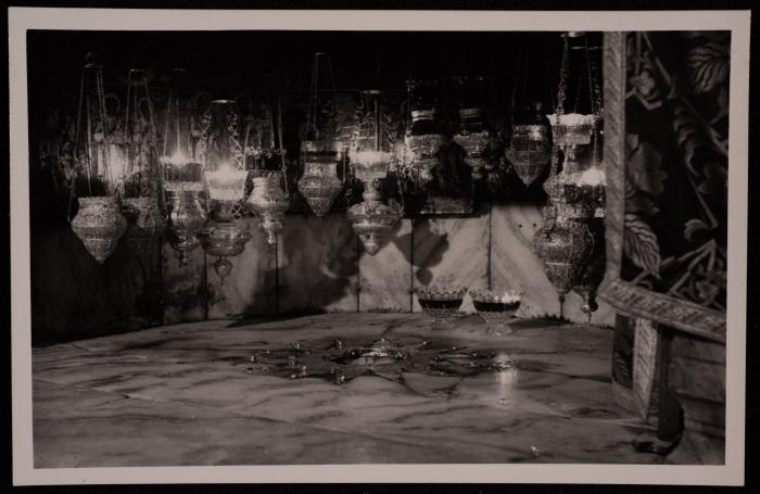 النجمة الفضية في كنيسة المهد، تصوير يوسف البينا، عشرينيات وثلاثينيات القرن العشرين