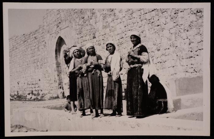 فتيات وسيدتين من عرب التعامرة، تصوير يوسف البينا، خمسينيات القرن العشرين