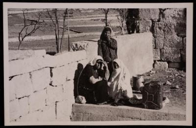 سيدتين وفتاة من عرب التعامرة، تصوير يوسف البينا، خمسينيات القرن العشرين