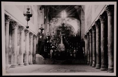 صورة للممر الداخلي في كنيسة المهد في مدينة بيت لحم، تصوير يوسف البينا، عشرينيات وثلاثينيات القرن الماضي