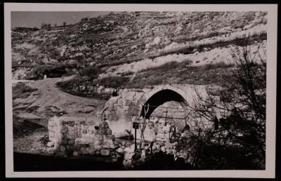 المنطقة الأثرية في العيزرية، تصوير يوسف البينا، خمسينيات القرن العشرين