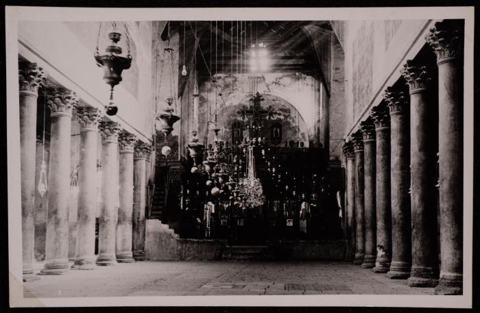 صورة للممر الداخلي في كنيسة المهد في مدينة بيت لحم، تصوير يوسف البينا، عشرينيات وثلاثينيات القرن الماضي