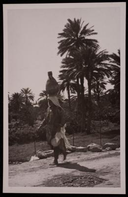 سيدة فلسطينية تحمل جرة في اريحا، تصوير يوسف البينا، خمسينيات القرن العشرين