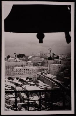 شارع كنيسة المهد في بيت لحم، تصوير يوسف البينا، عشرينيات وثلاثينيات القرن العشرين