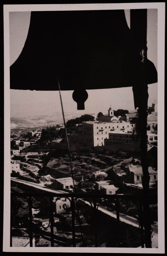 شارع كنيسة المهد في بيت لحم، تصوير يوسف البينا، عشرينيات وثلاثينيات القرن العشرين