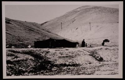 عائلة بدوية أمام خيمتها، تصوير يوسف البينا، خمسينيات القرن العشرين