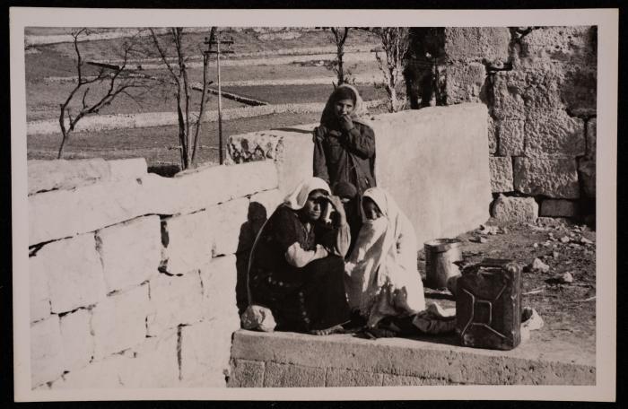 سيدتين وفتاة من عرب التعامرة، تصوير يوسف البينا، خمسينيات القرن العشرين