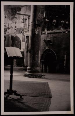 كنيسة المهد من الداخل في بيت لحم، تصوير يوسف البينا، عشرينيات وثلاثينيات القرن العشرين