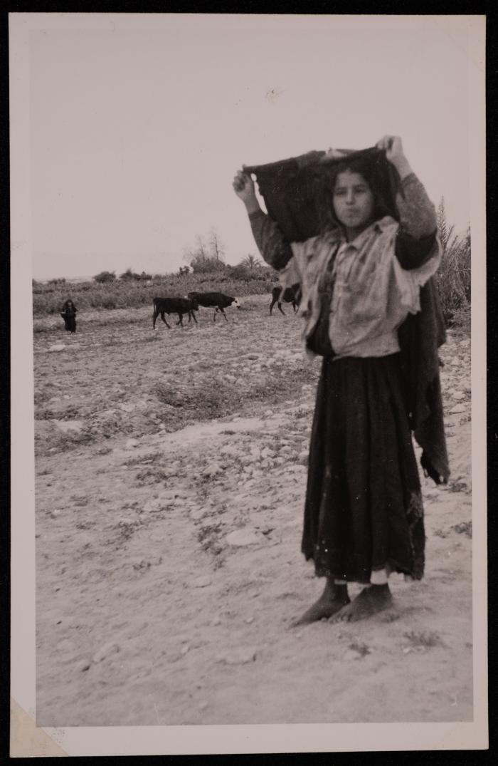 فتاة ترتدي الثوب في بادية بيت لحم الشرقية، تصوير يوسف البينا، خمسينيات القرن الماضي