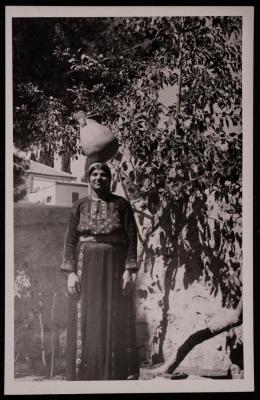 سيدة فلسطينية تحمل جرة في اريحا، تصوير يوسف البينا، خمسينيات القرن العشرين