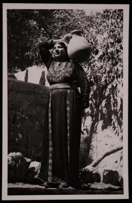 سيدة فلسطينية تحمل جرة في اريحا، تصوير يوسف البينا، خمسينيات القرن العشرين