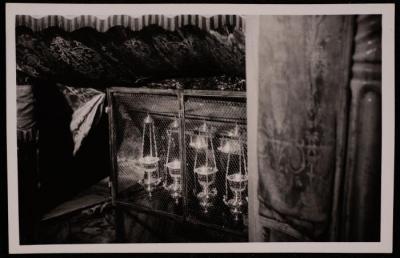 المصابيح في كنيسة المهد، تصوير يوسف البينا، عشرينيات وثلاثينيات القرن العشرين