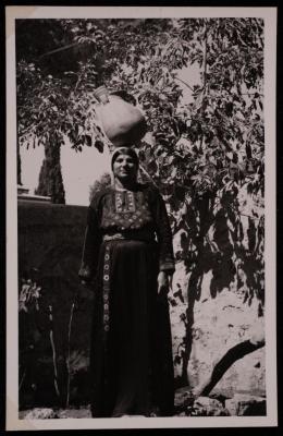 سيدة فلسطينية تحمل جرة في اريحا، تصوير يوسف البينا، خمسينيات القرن العشرين