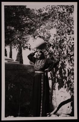 سيدة فلسطينية تحمل جرة في اريحا، تصوير يوسف البينا، خمسينيات القرن العشرين