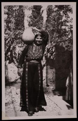 سيدة فلسطينية تحمل جرة في اريحا، تصوير يوسف البينا، خمسينيات القرن العشرين