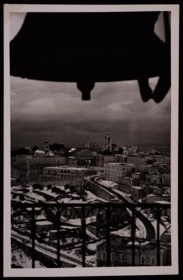 شارع كنيسة المهد في بيت لحم، تصوير يوسف البينا، عشرينيات وثلاثينيات القرن العشرين