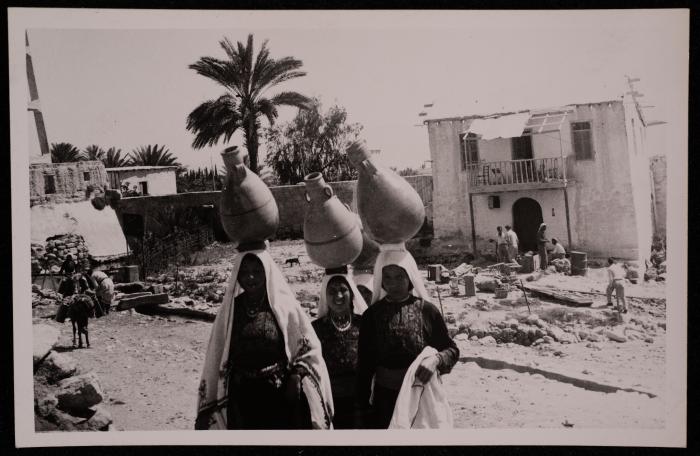 ثلاثة سيدات يحملن جرارا من المياه  في عرب التعامرة، تصوير يوسف البينا، خمسينيات القرن العشرين