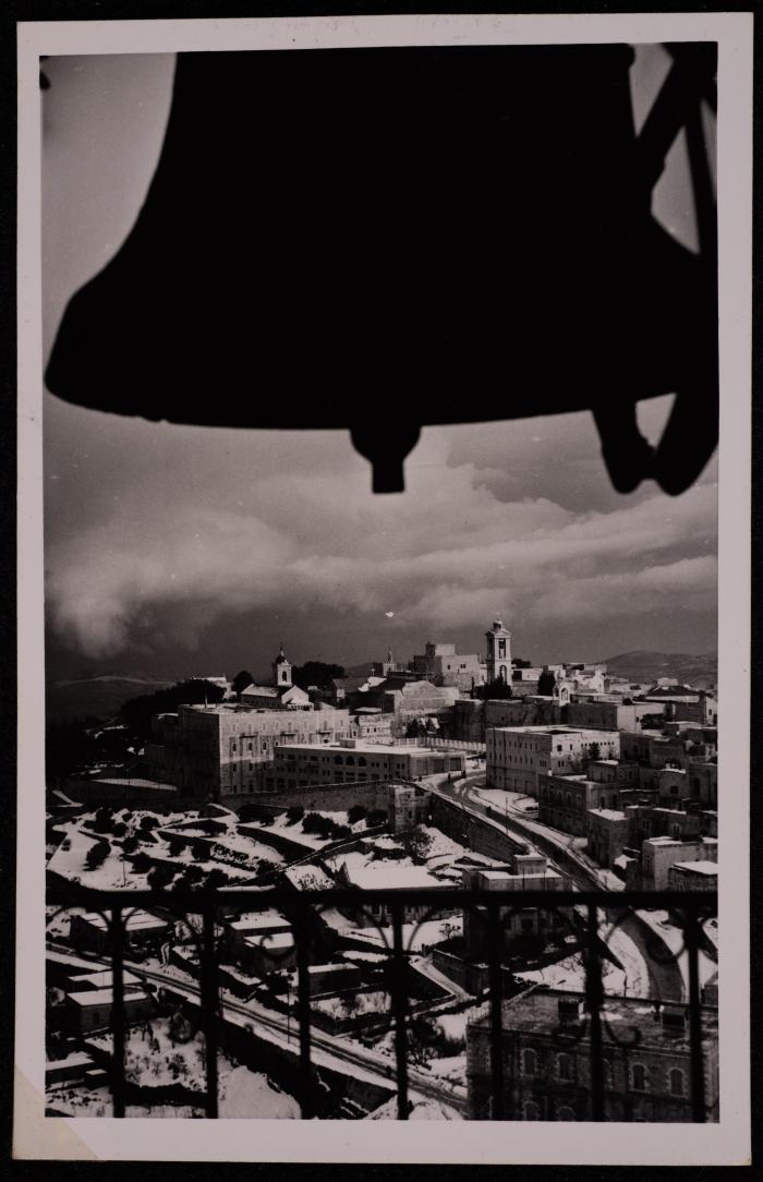 شارع كنيسة المهد في بيت لحم، تصوير يوسف البينا، عشرينيات وثلاثينيات القرن العشرين