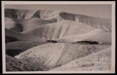 مساكن البدو في منطقة الخان الأحمر، تصوير يوسف البينا، خمسينيات القرن العشرين