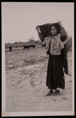 فتاة ترتدي الثوب في بادية بيت لحم الشرقية، تصوير يوسف البينا، خمسينيات القرن الماضي