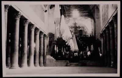 صورة من داخل كنيسة المهد في مدينة بيت لحم، تصوير يوسف البينا، عشرينيات وثلاثينيات القرن الماضي