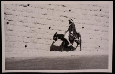 رجل يركب الحمار، تصوير يوسف البينا، خمسينيات القرن العشرين