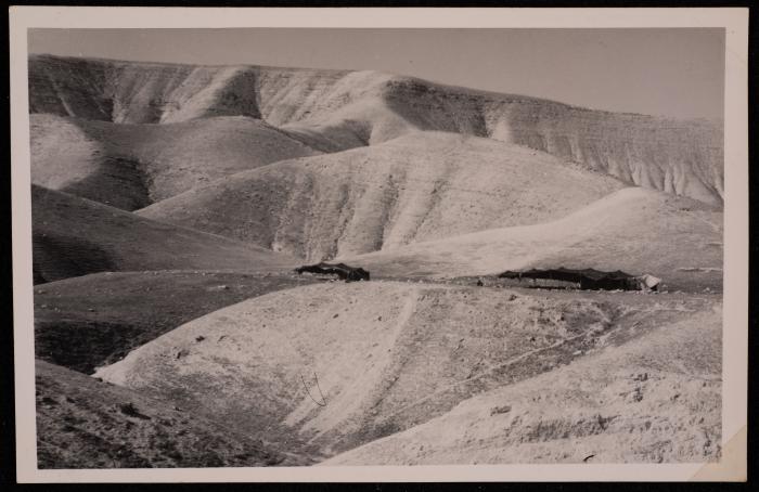 مساكن البدو في منطقة الخان الأحمر، تصوير يوسف البينا، خمسينيات القرن العشرين