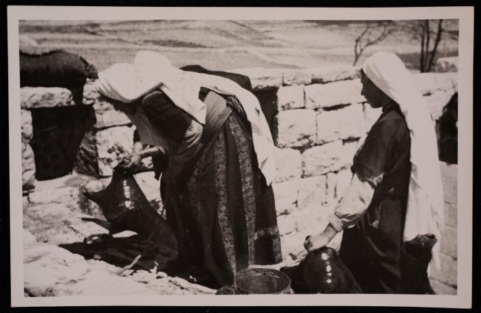 سيدات من عرب التعامرة يملأن الماء، تصوير يوسف البينا، خمسينيات القرن العشرين