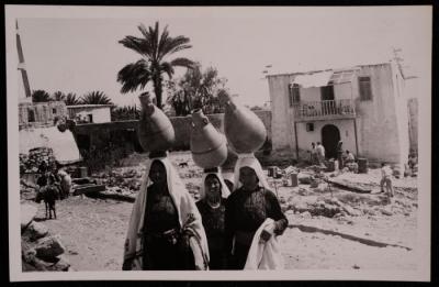 ثلاثة سيدات يحملن جرارا من المياه  في عرب التعامرة، تصوير يوسف البينا، خمسينيات القرن العشرين