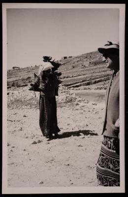 امرأة تحمل قربة ماء في أريحا، تصوير يوسف البينا، خمسينيات القرن العشرين