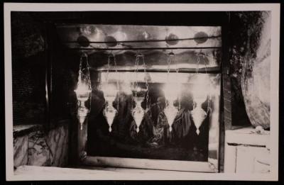 المصابيح في كنيسة المهد، تصوير يوسف البينا، عشرينيات وثلاثينيات القرن العشرين