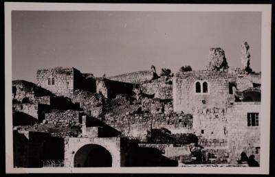 بقايا البرج الصليبي في العيزرية، تصوير يوسف البينا، في خمسينيات القرن العشرين