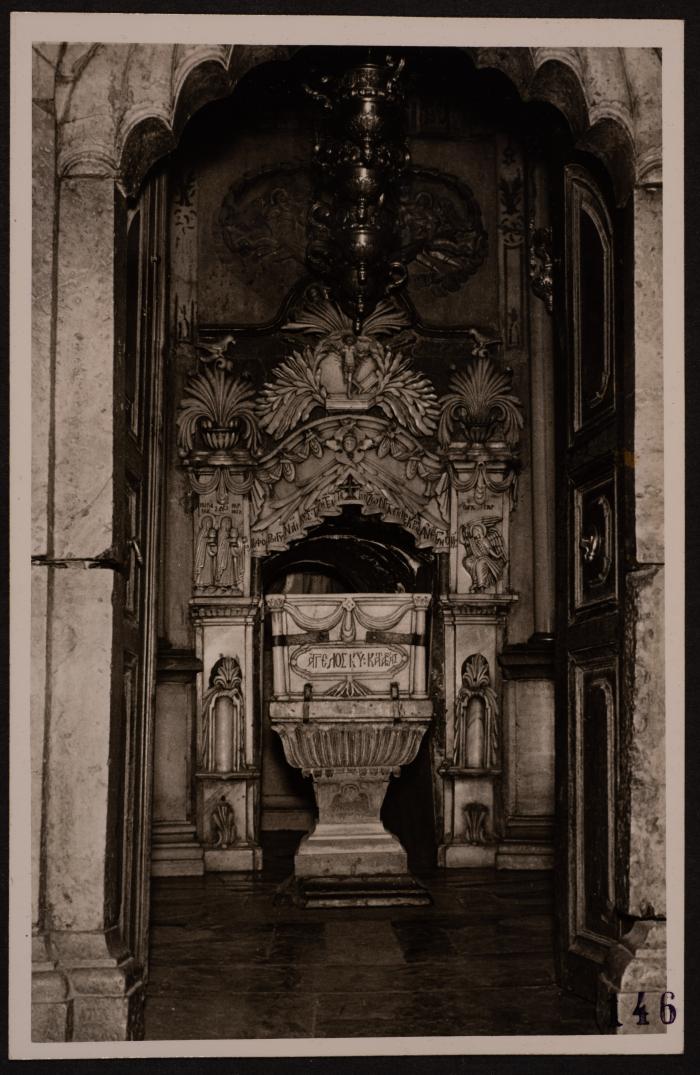 ​​​​​​​صورة لغرفة القبر في كنيسة القيامة في مدينة القدس، تصوير يوسف البينا، عشرينيات وثلاثينيات القرن الماضي