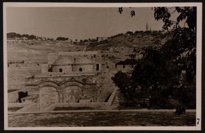 ​​​​​​​صورة لباب الرحمة  من داخل سور القدس، تصوير يوسف البينا، خمسينيات القرن الماضي