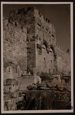 ​​​​​​​"صورة لباب الرحمة في مدينة القدس،تصوير يوسف البينا، عشرينيات وثلاثينيات القرن الماضي

