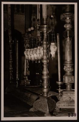 صورة  لشمعدانات ومصابيح  داخل كنيسة القيامة في البلدة القديمة في مدينة القدس، تصوير يوسف البينا، عشرينيات وثلاثينيات القرن الماضي