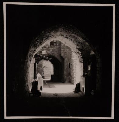 أحد طرق حارة السعدية في القدس، تصوير يوسف البينا، عشرينيات وثلاثينيات القرن العشرين