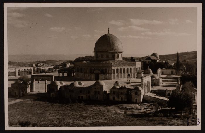 صورة لقبة الصخرة وساحتها في مدينة القدس، تصوير يوسف البينا، عشرينيات وثلاثينيات القرن الماضي