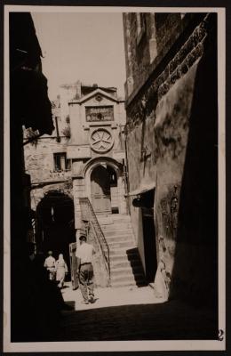 صورة لطريق الآلام في البلدة القديمة في مدينة القدس، تصوير يوسف البينا، عشرينيات وثلاثينيات القرن الماضي