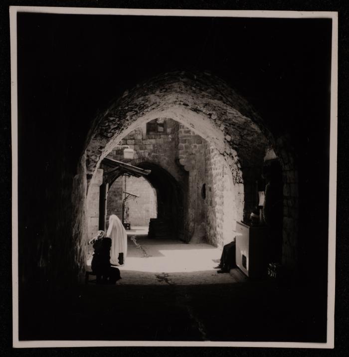 أحد طرق حارة السعدية في القدس، تصوير يوسف البينا، عشرينيات وثلاثينيات القرن العشرين