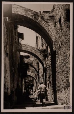 صورة لطريق الآلام في البلدة القديمة في مدينة القدس، تصوير يوسف البينا، عشرينيات وثلاثينيات القرن الماضي