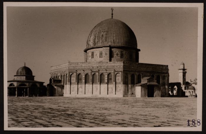 صورة لقبة الصخرة وقبة السلسلة في مدينة القدس، يصوير يوسف البينا، عشرينيات وثلاثينيات القرن الماضي 