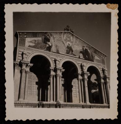 "صورة لمدخل كنيسة الجثمانية، في مدينة  القدس، تصوير يوسف البينا،  عشرينيات وثلاثينيات القرن الماضي