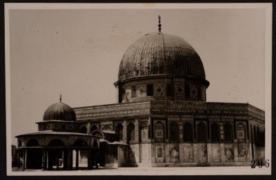 صورة لقبة الصخرة  وقبة السلسلة في مدينة القدس، تصوير يوسف البينا، عشرينيات وثلاثينيات القرن الماضي  