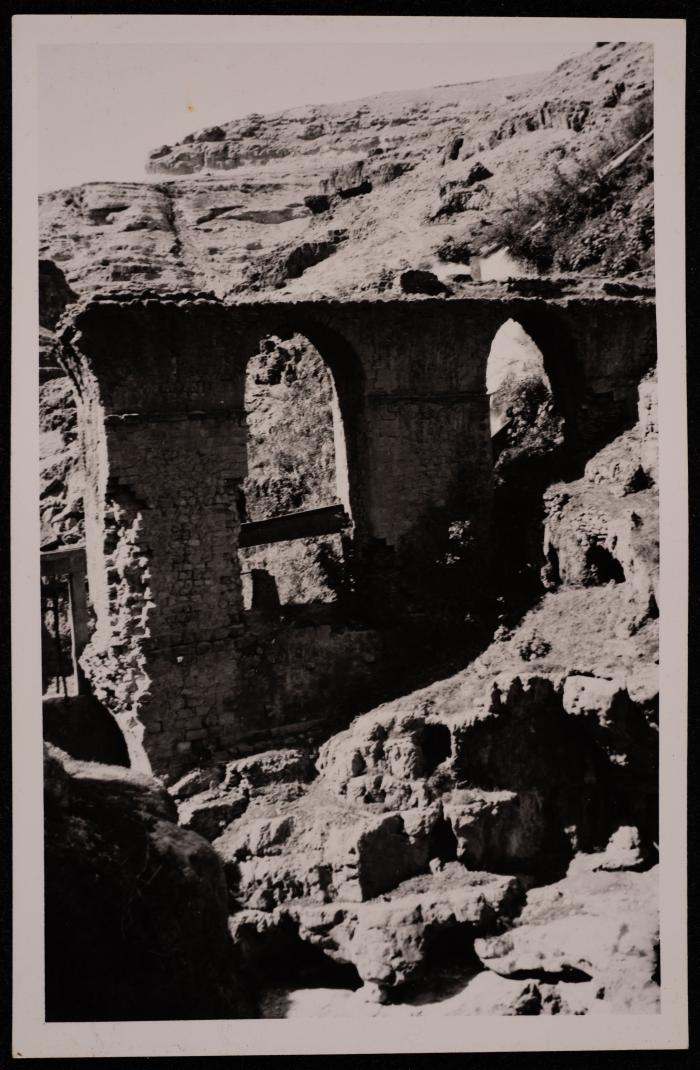 الآثار في منطقة دير القديس جورج  في وادي القلط، تصوير يوسف البينا، خمسينيات القرن العشرين