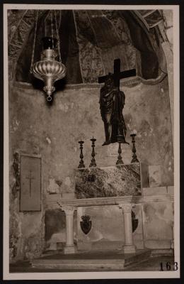 ​​​​​​​صورة لمغارة الصليب المقدس في كنيسة القيامة في البلدة القديمة في مدينة القدس، تصوير يوسف البينا، عشرينيات وثلاثينيات القرن الماضي
