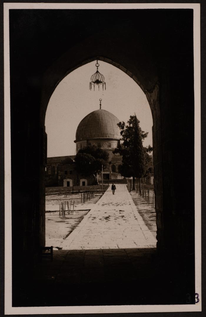 ​​​​​​​صورة لقبة الصخرة المشرفة في مدينة القدس، تصوير يوسف البينا، عشرينيات وثلاثيينات القرن الماضي