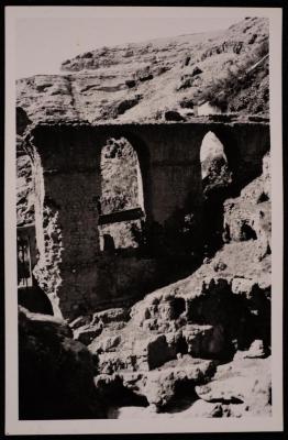 الآثار في منطقة دير القديس جورج  في وادي القلط، تصوير يوسف البينا، خمسينيات القرن العشرين