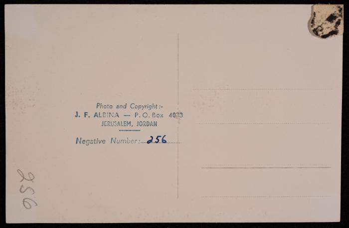 صورة للممر الداخلي في كنيسة المهد في مدينة بيت لحم، تصوير يوسف البينا، عشرينيات وثلاثتينات القرن الماضي 